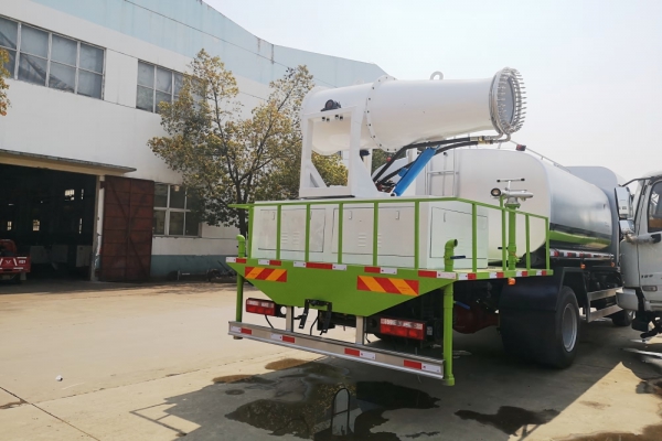 東風(fēng)多利卡D9霧炮車(chē)(圓弧罐體、50-100米噴霧機(jī))