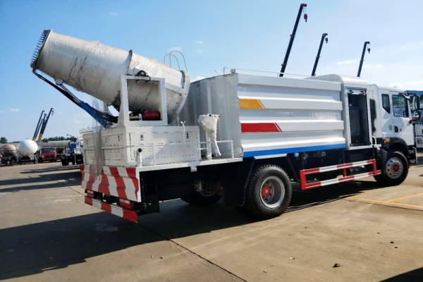 東風(fēng)多利卡D9抑塵車(方形廂體、50-100米霧炮)