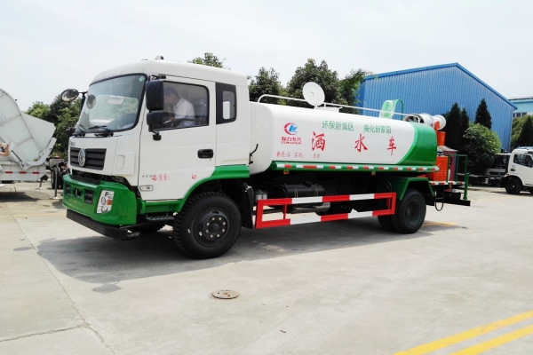 東風(fēng)專(zhuān)底多功能抑塵車(chē)(30-35米霧炮、12噸水罐)