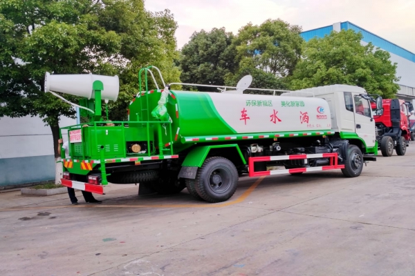 東風(fēng)專(zhuān)底多功能抑塵車(chē)(30-35米霧炮、12噸水罐)