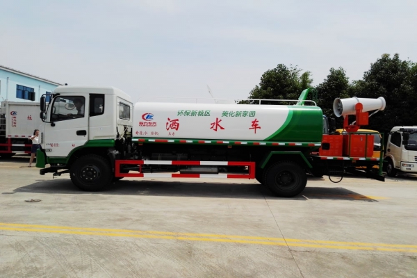 東風(fēng)專(zhuān)底多功能抑塵車(chē)(30-35米霧炮、12噸水罐)