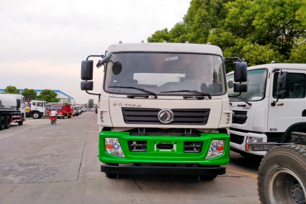東風(fēng)專(zhuān)底多功能抑塵車(chē)(30-35米霧炮、12噸水罐)