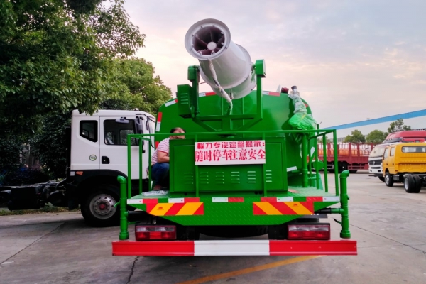 東風(fēng)專(zhuān)底多功能抑塵車(chē)(30-35米霧炮、12噸水罐)