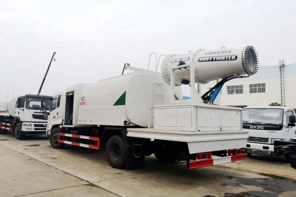 東風(fēng)天錦抑塵車(圓弧形罐體、50-100米霧炮機(jī))