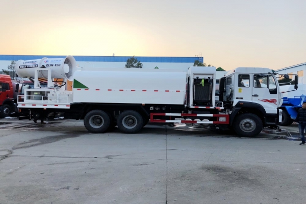 重汽斯太爾后雙橋抑塵車(60-120米霧炮機)