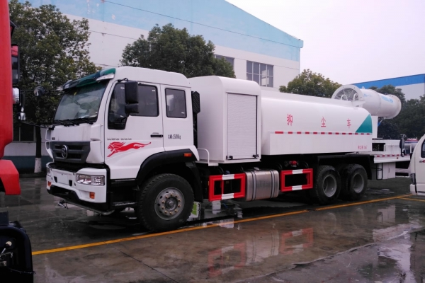 重汽斯太爾后雙橋抑塵車(60-120米霧炮機)