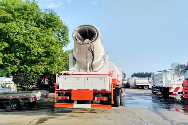 東風隨專后雙橋抑塵車(60-120米霧炮機)