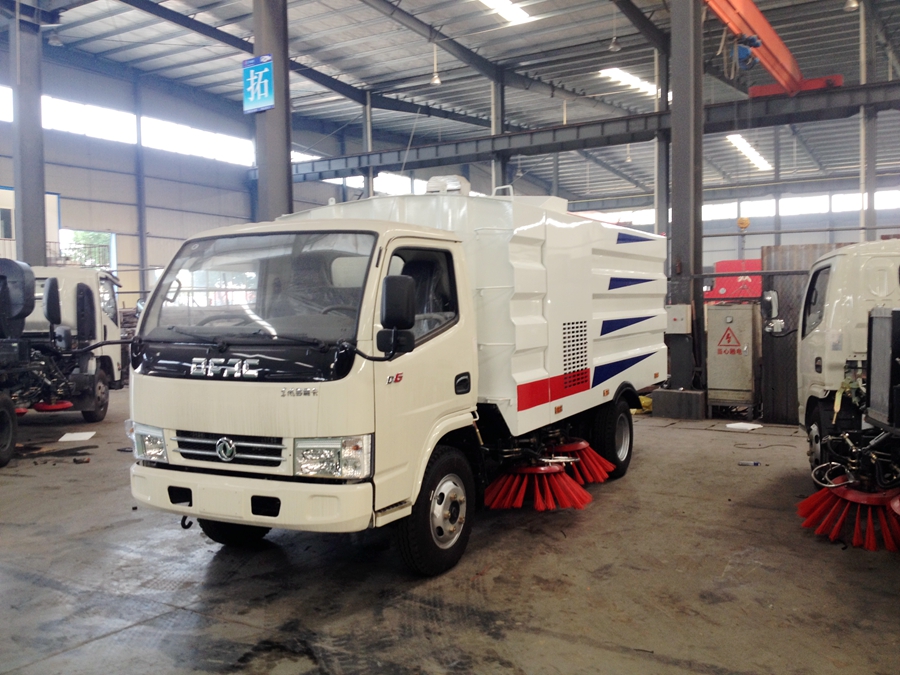 東風小多利卡國五掃路車現(xiàn)車