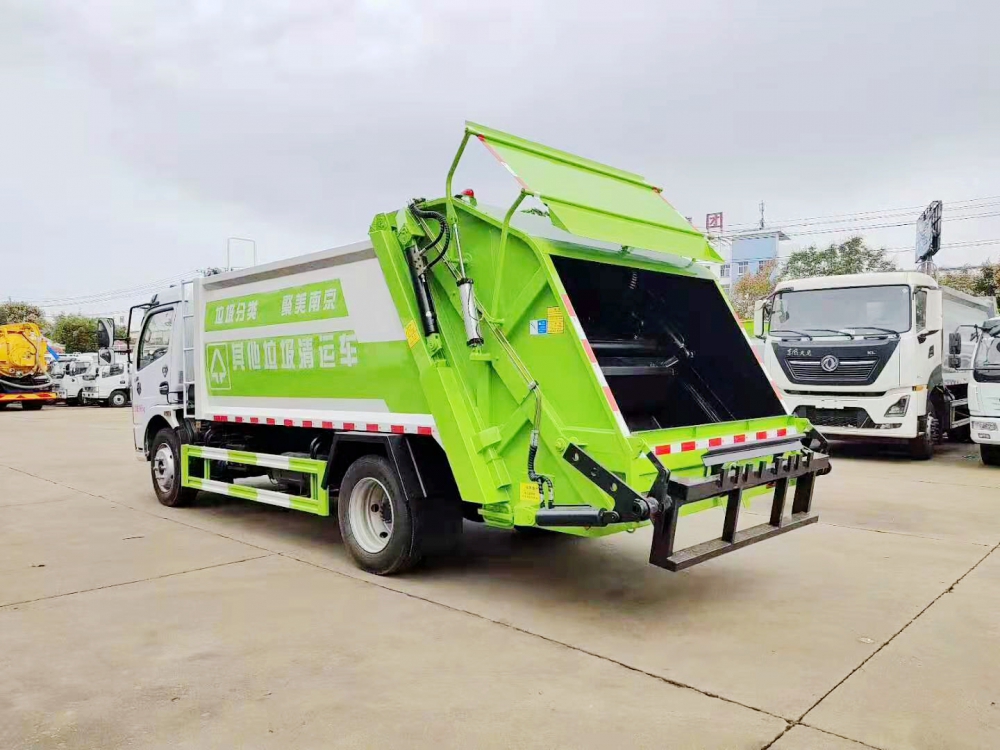 東風(fēng)大多利卡國六后裝垃圾壓縮車圖片