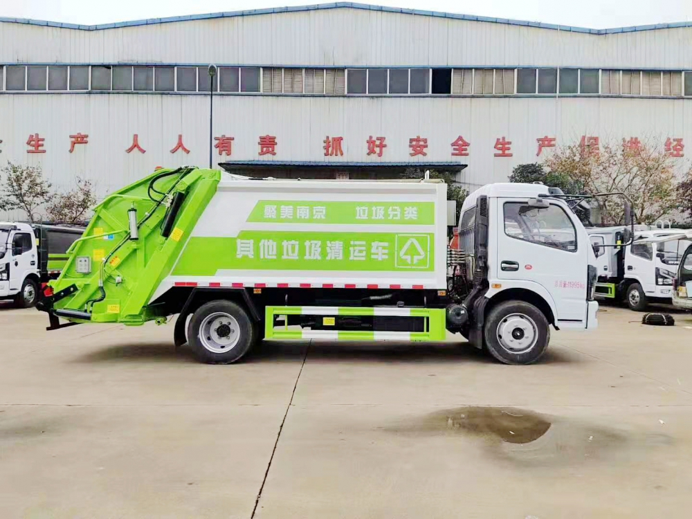 東風(fēng)大多利卡國六垃圾壓縮車圖片