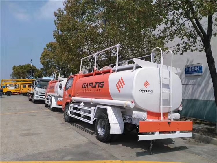 出口孟加拉國右舵特種運(yùn)水車整裝待發(fā)天津港