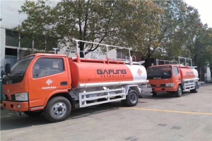 出口孟加拉國右舵特種運(yùn)水車整裝待發(fā)天津港