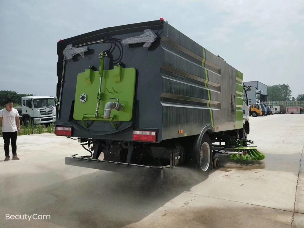 洗掃車洗掃路面作業(yè)效果圖